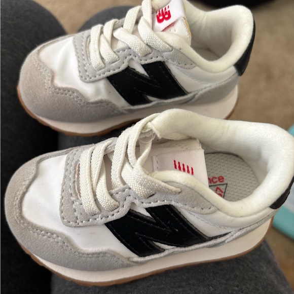 New Balance Kids' White and black Sneakers 5 wide ( the wide helps slip on show) - Picture 1 of 5